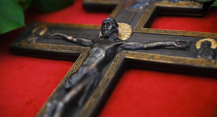 Священник Русской Церкви передал антиохийской общине в Бахрейне напрестольный крест