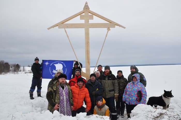 У полузатопленного храма в Архангельской области установили поклонный крест