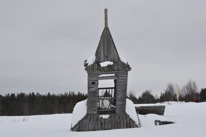 У полузатопленного храма в Архангельской области установили поклонный крест