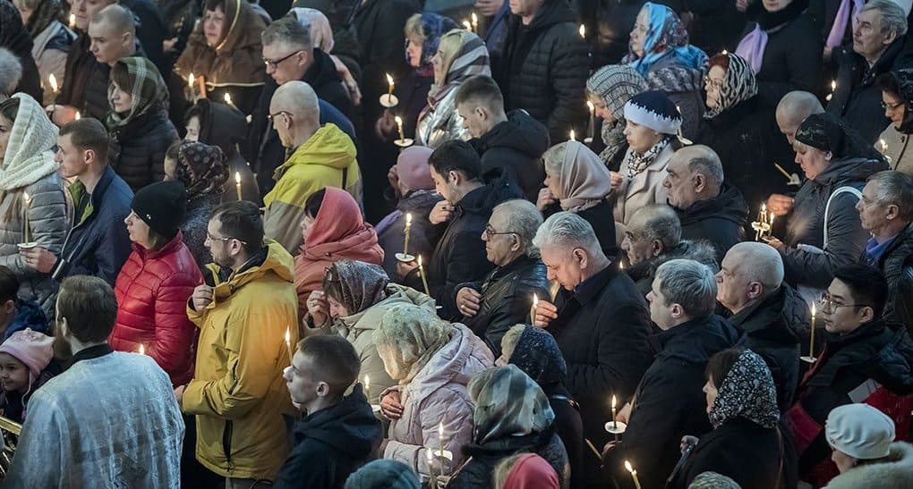 Во всех храмах Кузбасса помолились о погибших год назад в ТРЦ «Зимняя вишня»