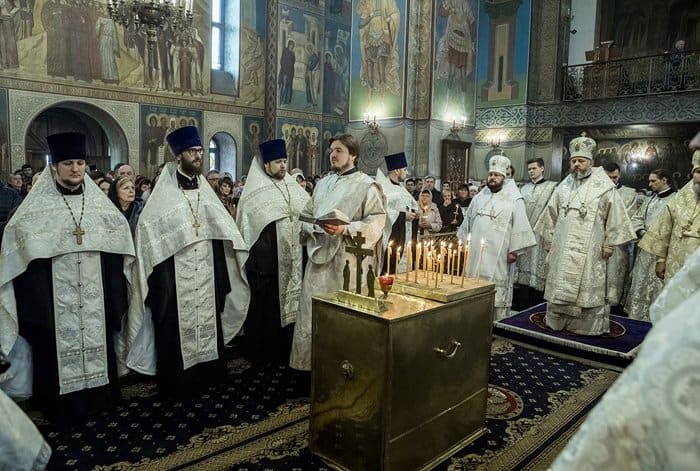 Во всех храмах Кузбасса помолились о погибших год назад в ТРЦ «Зимняя вишня»