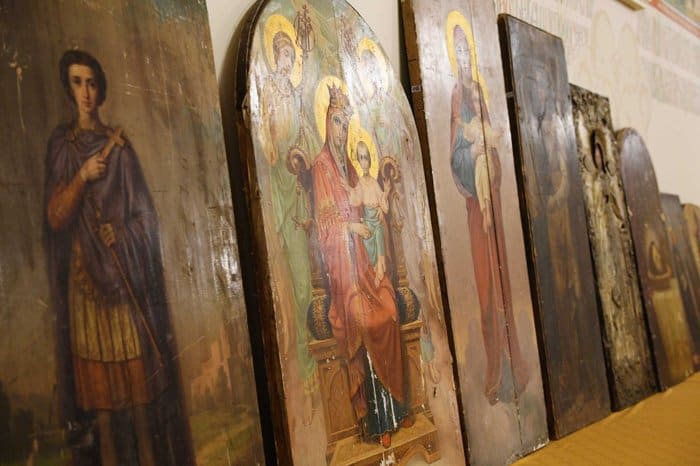 Русской Церкви передали 10 старинных икон, хранившихся на «Мосфильме»
