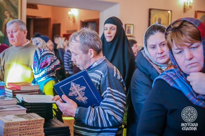 Около 2 тысяч православных книг раздали желающим в главном храме Якутска