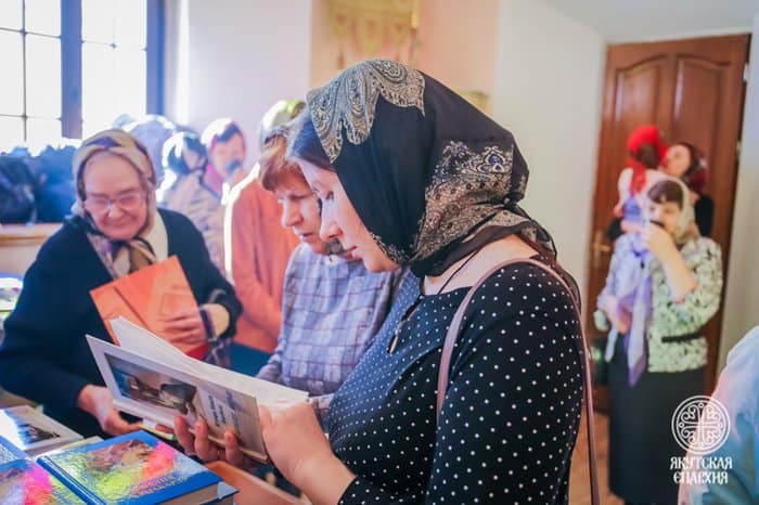 Около 2 тысяч православных книг раздали желающим в главном храме Якутска