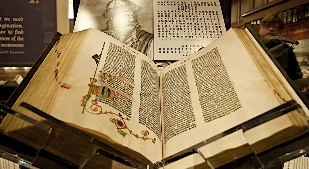 В Москве покажут единственный в России пергаменный экземпляр Библии, который потом оцифруют