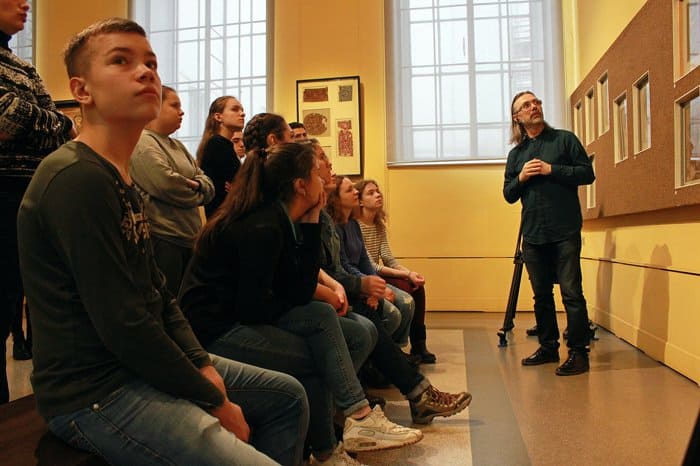 Церковь организовала экскурсию в Пушкинский музей для молодежи с проблемами слуха