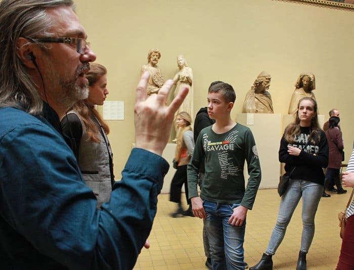 Церковь организовала экскурсию в Пушкинский музей для молодежи с проблемами слуха