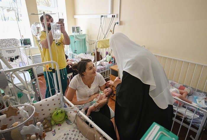 Патриарх Кирилл поздравил с Пасхой юных пациентов Морозовской больницы