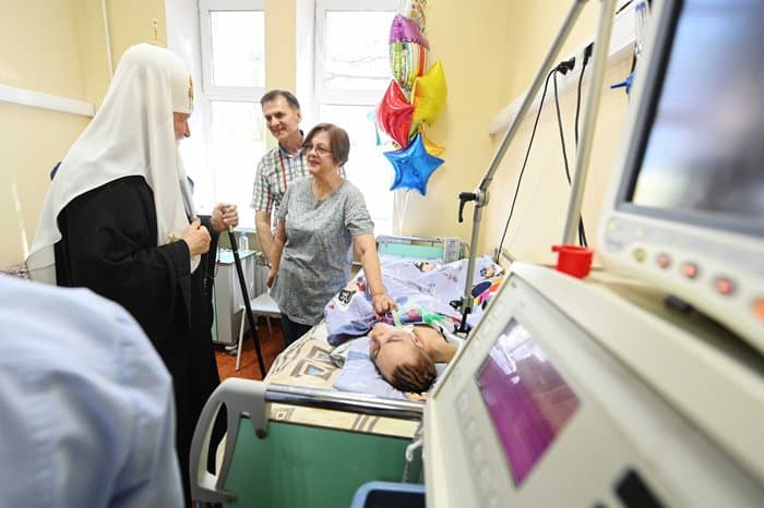 Патриарх Кирилл поздравил с Пасхой юных пациентов Морозовской больницы