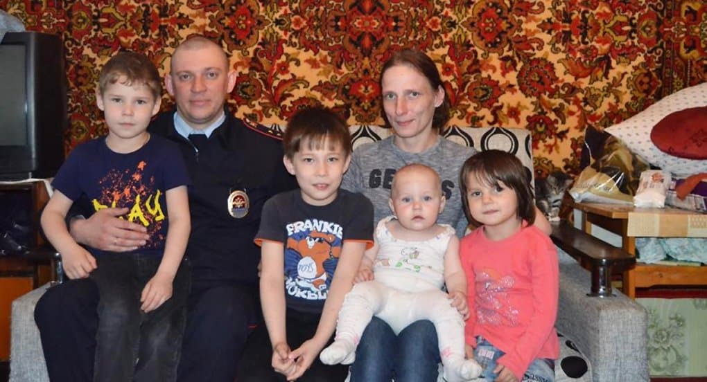 В Кисловодске полицейский спас из огня четверых детей и их мать