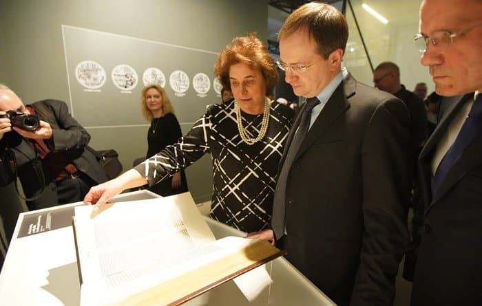 В Москве показывают уникальную Библию Гутенберга, которую потом оцифруют