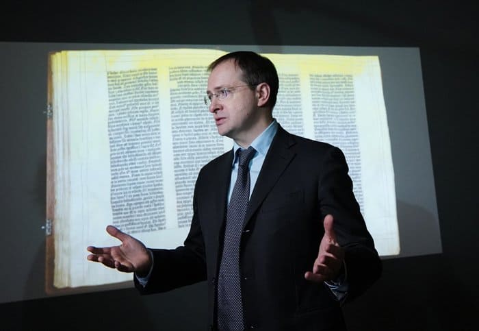 В Москве показывают уникальную Библию Гутенберга, которую потом оцифруют
