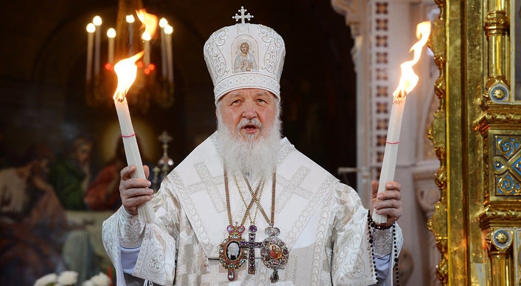 В пасхальную ночь патриарх Кирилл раздаст верующим Благодатный огонь