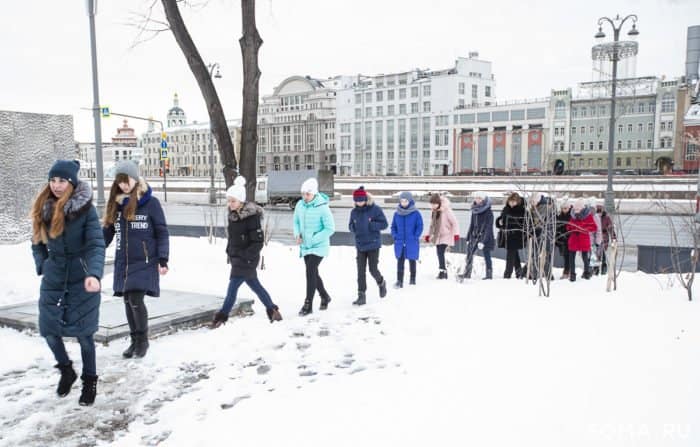 «При любом хлопке мы инстинктивно ложимся на землю», — дети войны приехали в Москву и рассказали о своей жизни