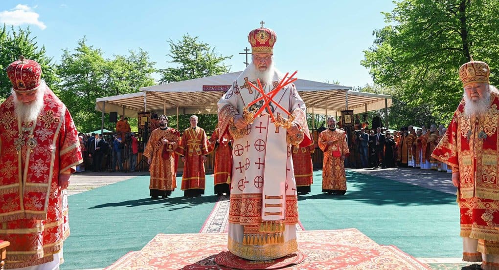 Патриарх Кирилл помолился под открытым небом в Бутове о жертвах репрессий