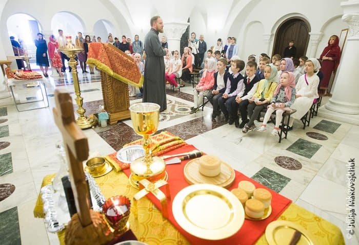 В храме Сергия Радонежского в Солнцево детям наглядно показали, как совершается Литургия