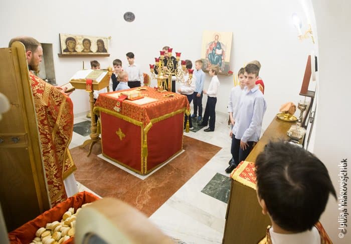В храме Сергия Радонежского в Солнцево детям наглядно показали, как совершается Литургия