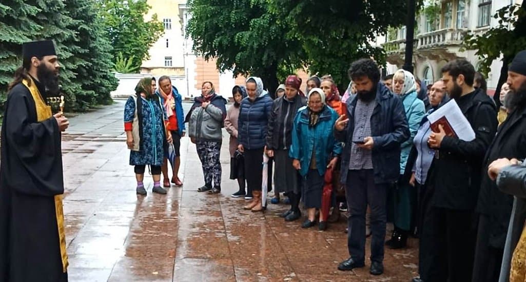 После захвата храма в Черновицкой области верующие беспрерывно молятся у стен местной администрации