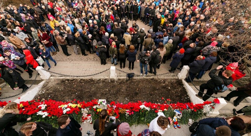 Мурманчане почтили память жертв трагедии в «Шереметьево» у стихийного мемориала