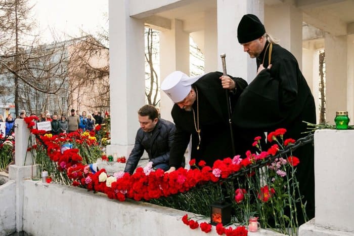 Мурманчане почтили память жертв трагедии в «Шереметьево» у стихийного мемориала