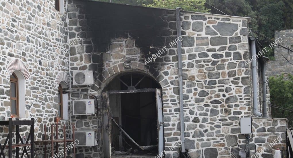 Свято-Пантелеимонов монастырь на Афоне временно не принимает паломников из-за пожара