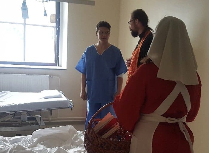 Священнослужители помогают пострадавшим в аэропорту «Шереметьево»