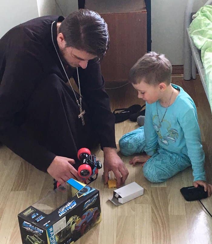 Священники продолжают помогать детям, пострадавшим при пожаре в храме под Челябинском