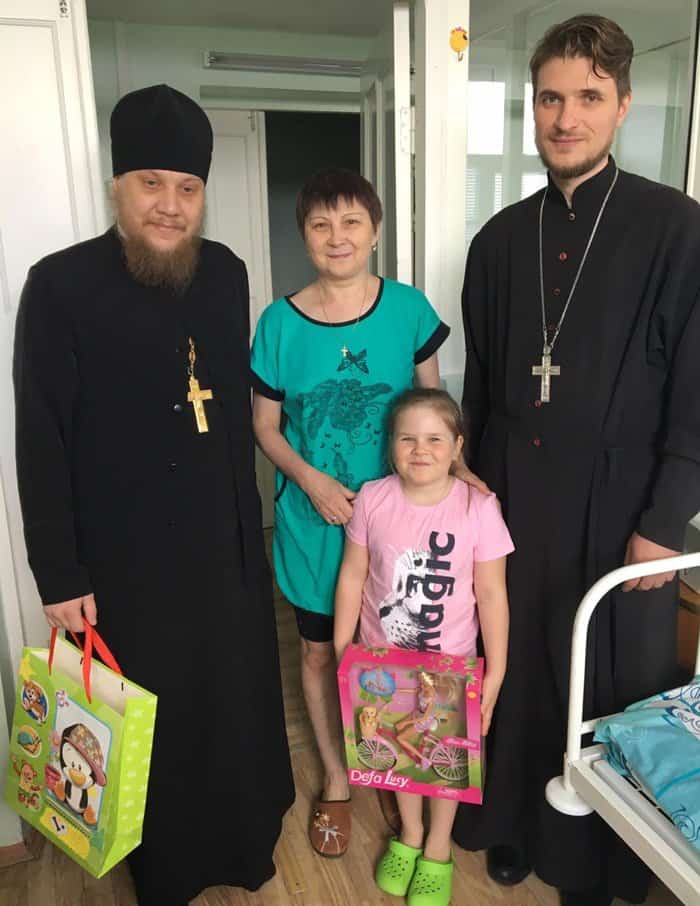 Священники продолжают помогать детям, пострадавшим при пожаре в храме под Челябинском