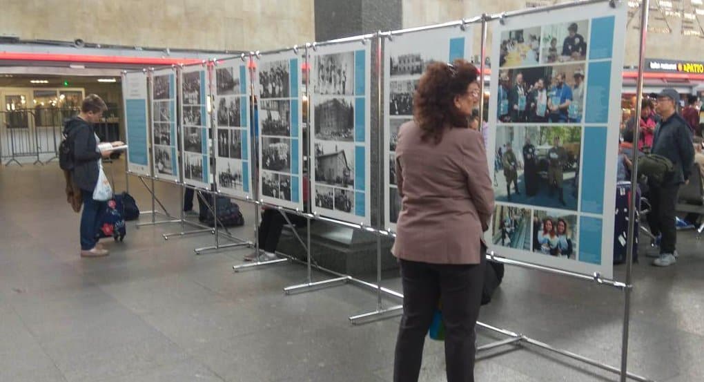 На Московском вокзале Петербурга открылась фотовыставка в поддержку «Белого цветка»