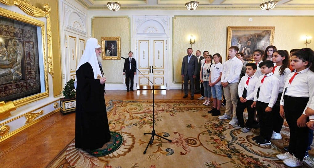 Патриарх Кирилл пожелал детям погибших в Сирии военных впитать героизм своих родителей