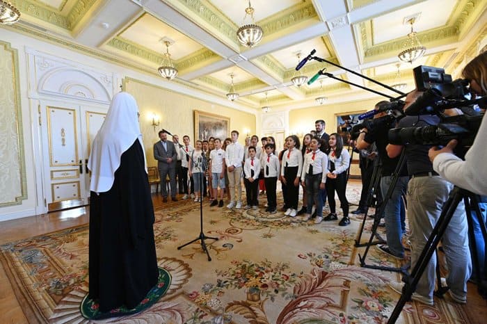 Патриарх Кирилл пожелал детям погибших в Сирии военных впитать героизм своих родителей