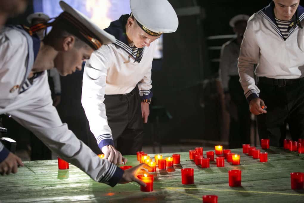 «Свечу скорби» зажгли на крейсере «Москва» в Севастополе