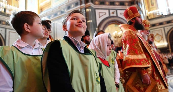 Патриарх Кирилл призвал создавать программы и готовить священников к работе с подростками на приходах