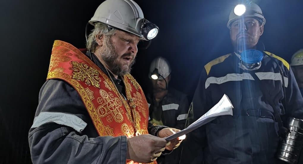 «Понять и разделить их труд»: епископ Шахтинский Симон помолился с шахтерами на глубине 700 метров