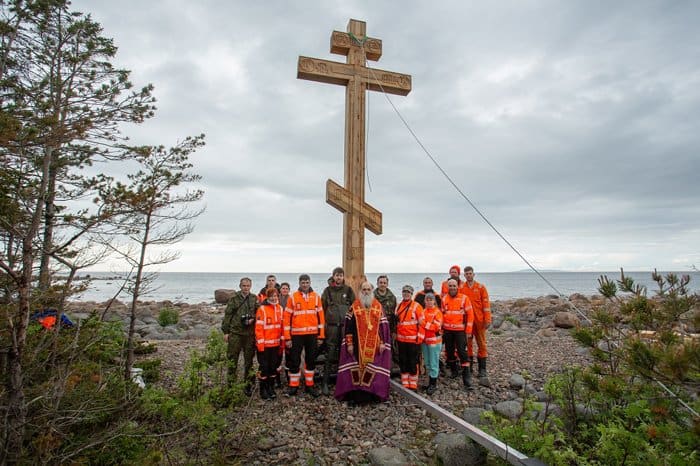 На острове в Финском заливе установили крест в честь первой российской антарктической экспедиции
