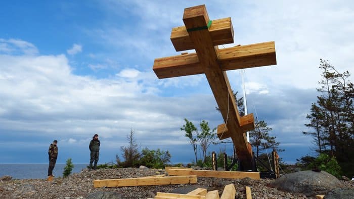 На острове в Финском заливе установили крест в честь первой российской антарктической экспедиции