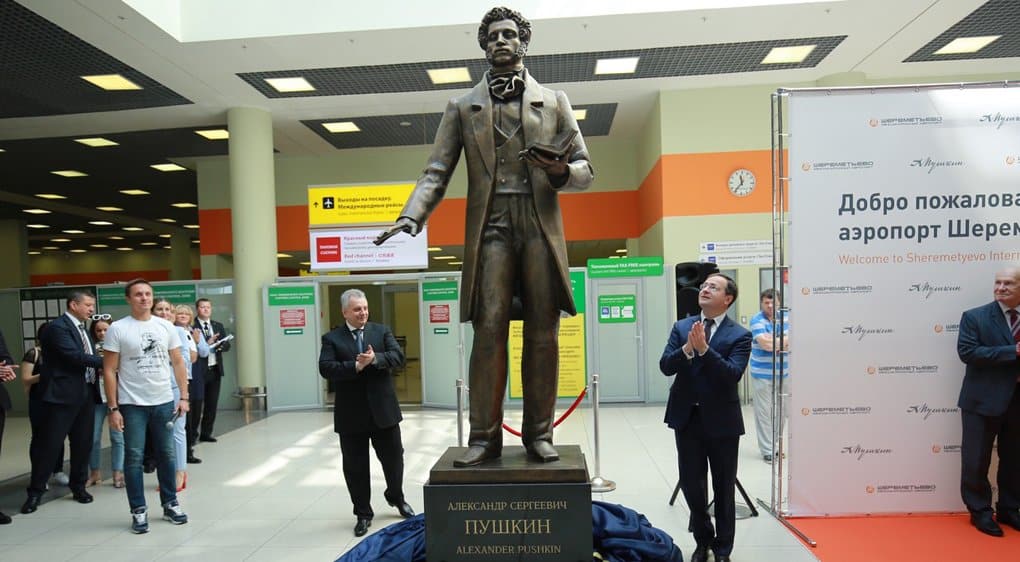 Памятник Александру Пушкину с QR-кодом открыли в аэропорту «Шереметьево»