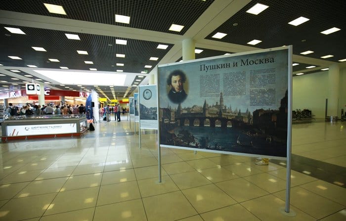 Памятник Александру Пушкину с QR-кодом открыли в аэропорту «Шереметьево»