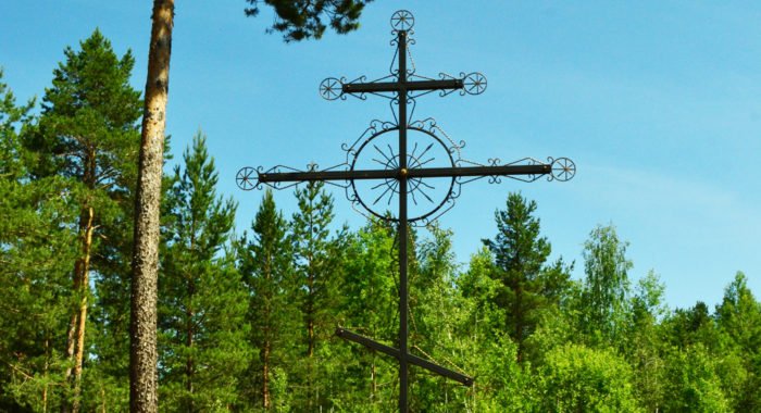 На месте захоронения узников Шингаринского лагеря освятили поклонный крест