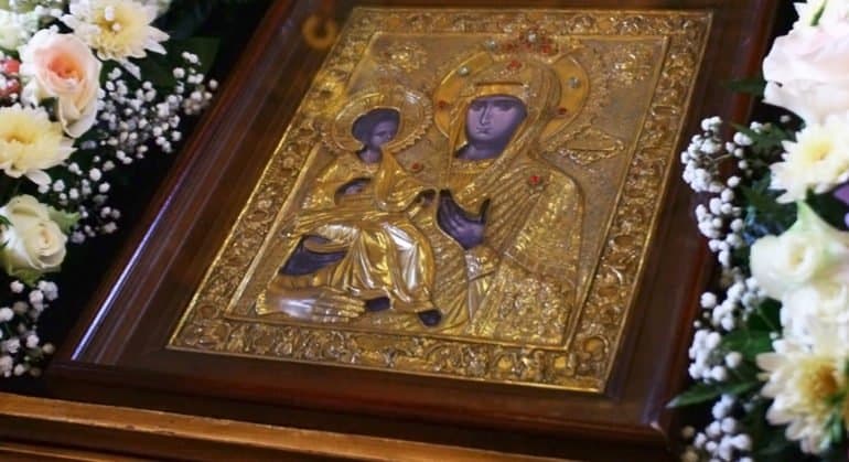 Православные празднуют память иконы Божией Матери «Троеручица»