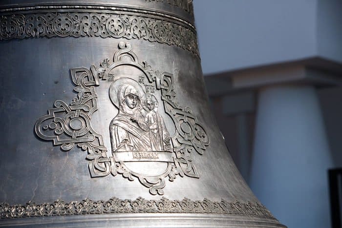 Один из самых больших новых храмов Петербурга украсили 11 колоколов