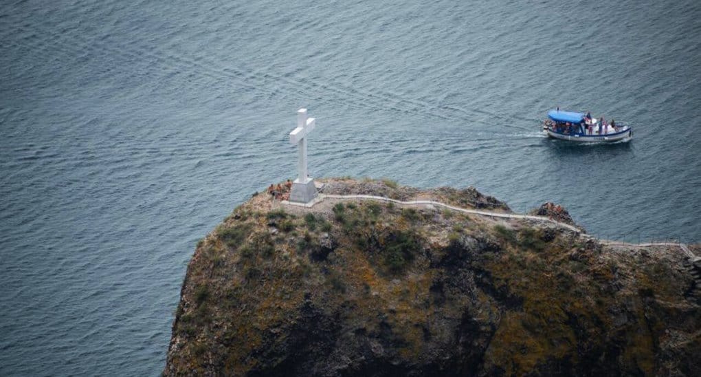На Георгиевской скале в Крыму воссоздали мраморный крест XIX века