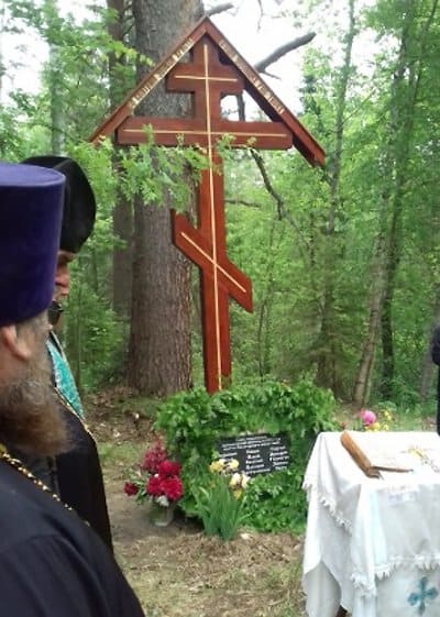Под Пермью установили крест на месте, где в 1918 году убили 15 монахов