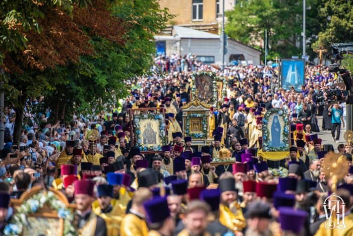 300 тысяч верующих Украинской Православной Церкви прошли крестным ходом в честь Крещения Руси