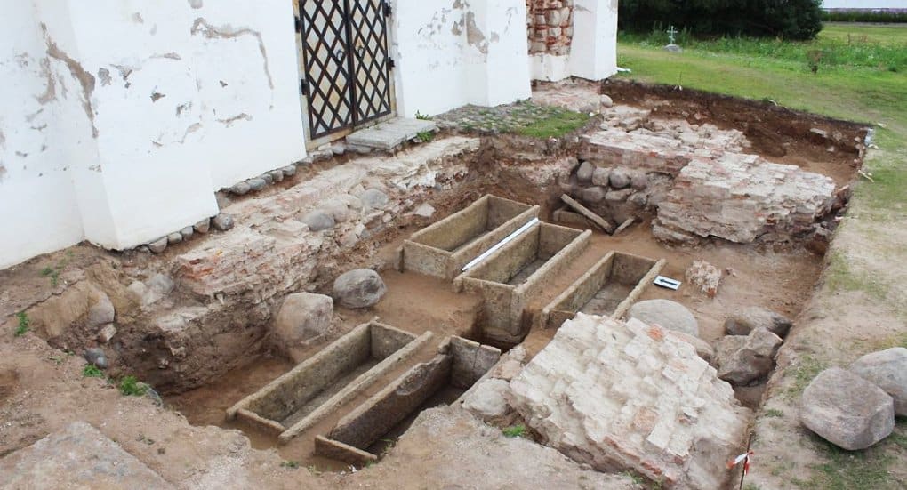 Каменные домонгольские саркофаги впервые нашли в Юрьевом монастыре Новгорода