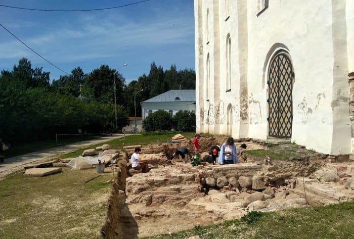 Каменные домонгольские саркофаги впервые нашли в Юрьевом монастыре Новгорода
