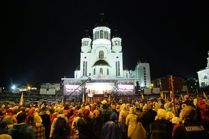 60 тысяч человек прошли крестным ходом в Екатеринбурге в память о Царской семье