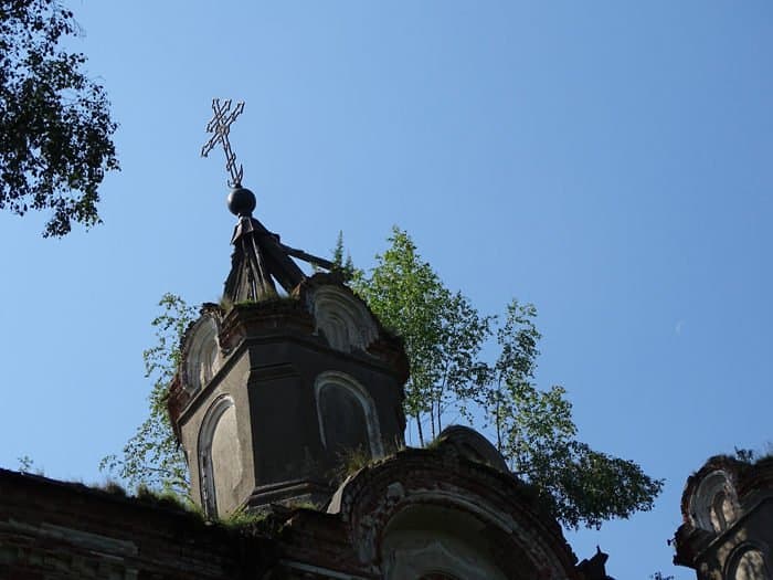 Старинному храму-богатырю в Тверской области срочно нужна крыша!