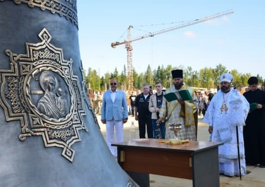 Колокола с изображениями святых установили на звонницу главного храма Вооруженных сил России