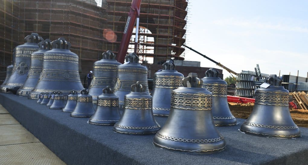 Колокола с изображениями святых установили на звонницу главного храма Вооруженных сил России
